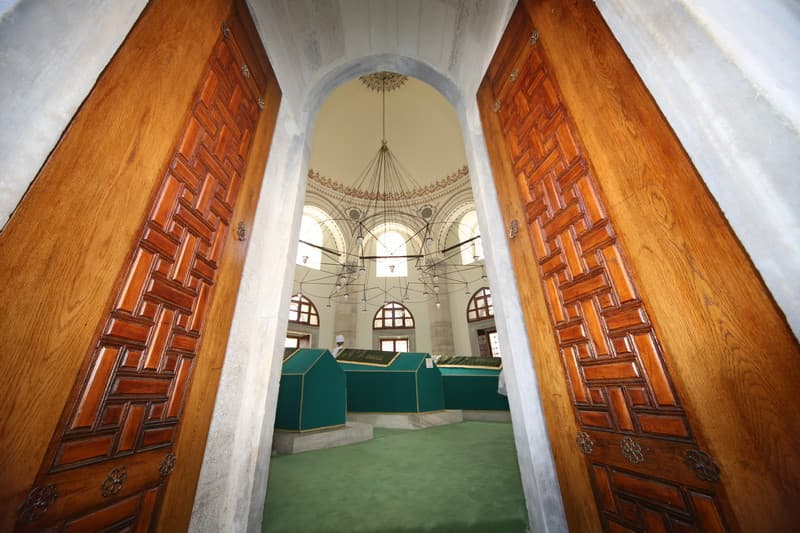 Türbenin ahşap kanatlı giriş kapısından iç mekân