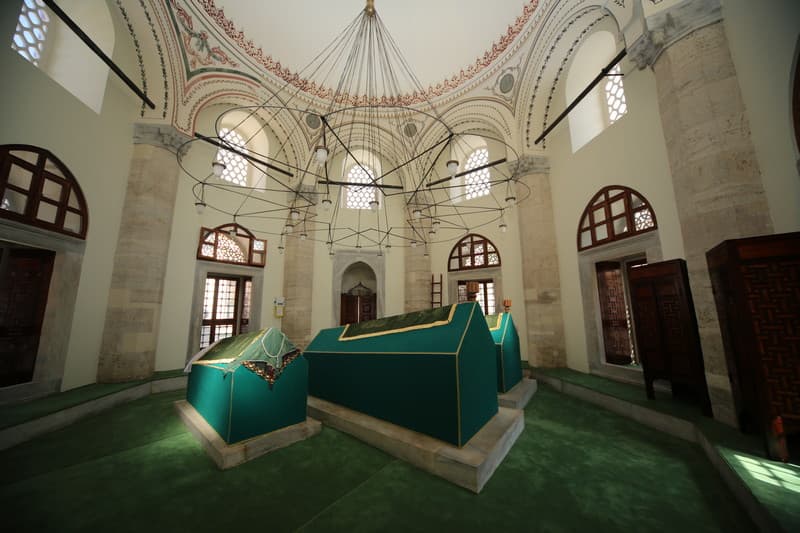 Türbenin iç mekânı: kubbe kalem işleri ve sandukalar
