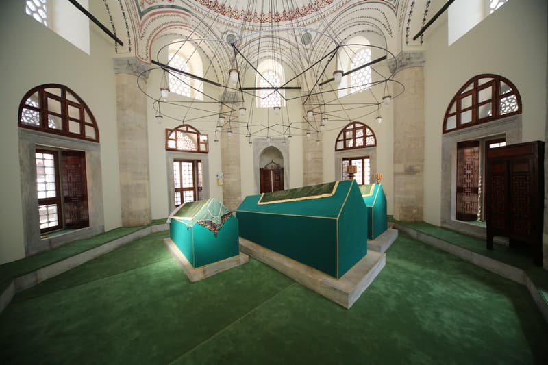 Türbenin kuzey cephesindeki pencereler ve sandukalar